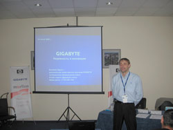Evgeny Shurov presented promotional gifts from the GIGABYTE company to the Forum participants