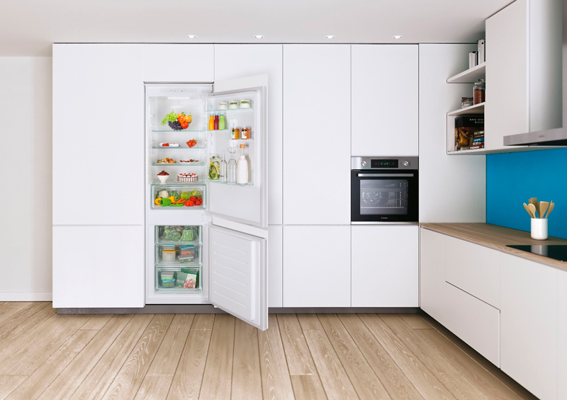 холодильник и морозильная камера в интерьере кухни